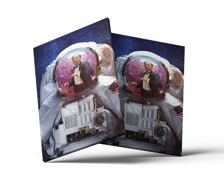 WANDBILD „Astronaut im Smoking“ – Acrylglas & Alu-Dibond | Exklusive und Moderne Pop-Art in Museumsqualität