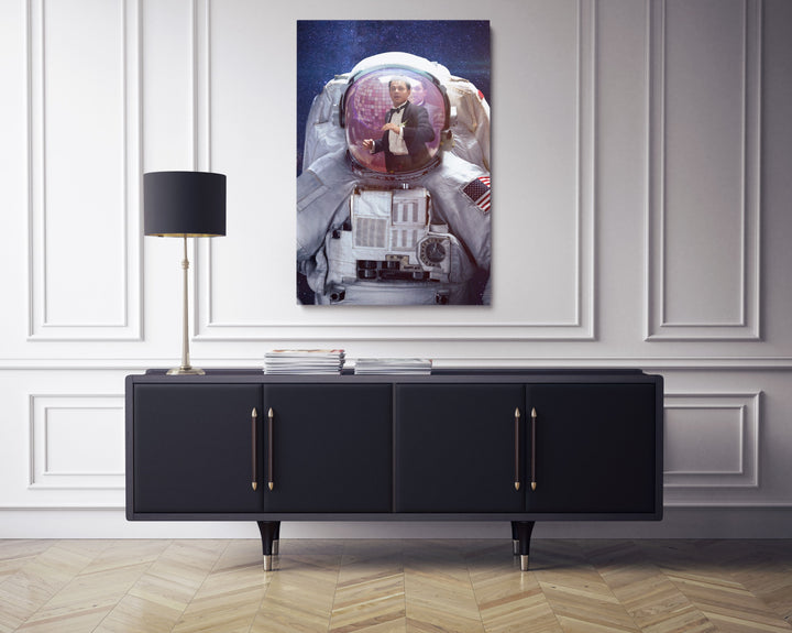 WANDBILD „Astronaut im Smoking“ – Acrylglas & Alu-Dibond | Exklusive und Moderne Pop-Art in Museumsqualität