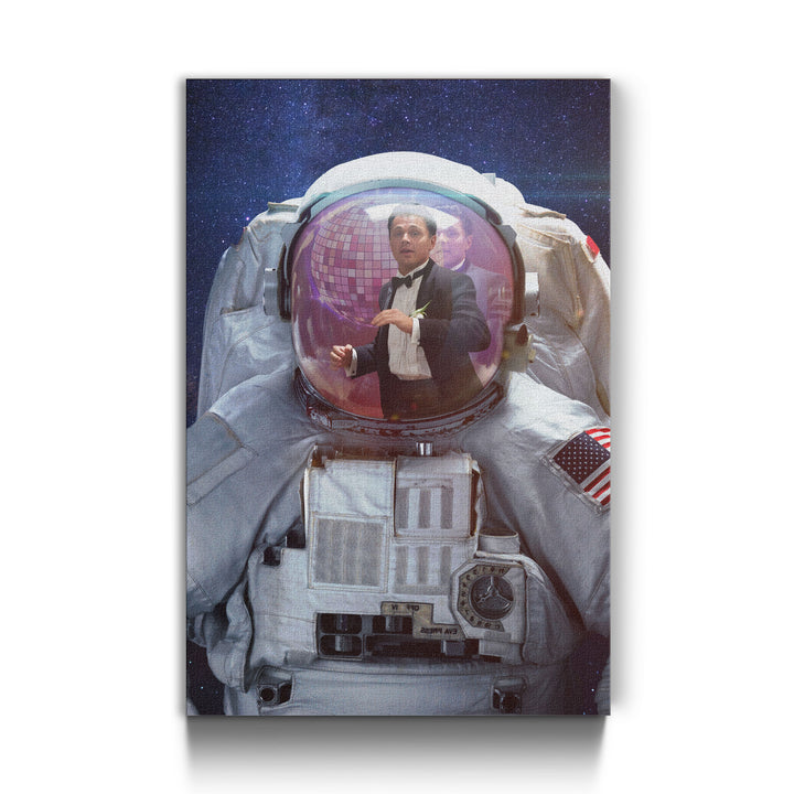 WANDBILD „Astronaut im Smoking“ – Acrylglas & Alu-Dibond | Exklusive und Moderne Pop-Art in Museumsqualität