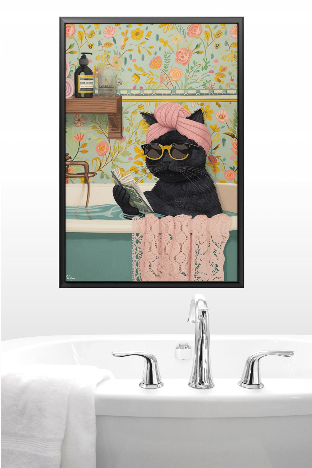 WANDBILD „Lesende Katze in der Wanne“ – Acrylglas & Alu-Dibond | Exklusive und Moderne Kunst in Museumsqualität