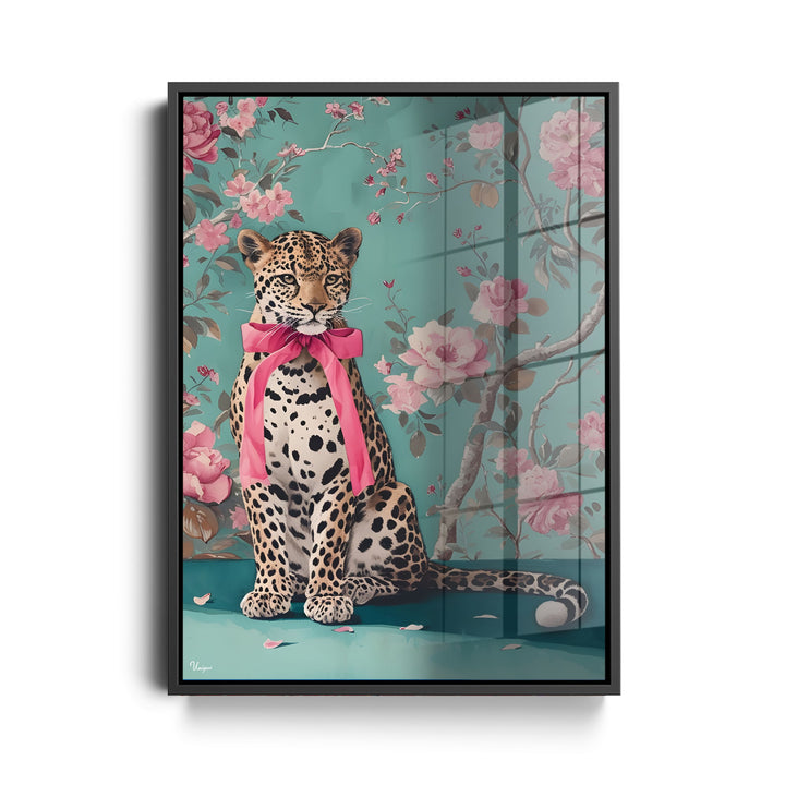 WANDBILD „Leopard mit Schleife“ – Acrylglas & Alu-Dibond | Exklusive und Moderne Kunst in Museumsqualität