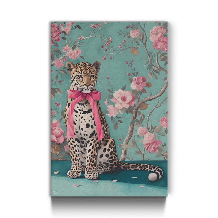 WANDBILD „Leopard mit Schleife“ – Acrylglas & Alu-Dibond | Exklusive und Moderne Kunst in Museumsqualität