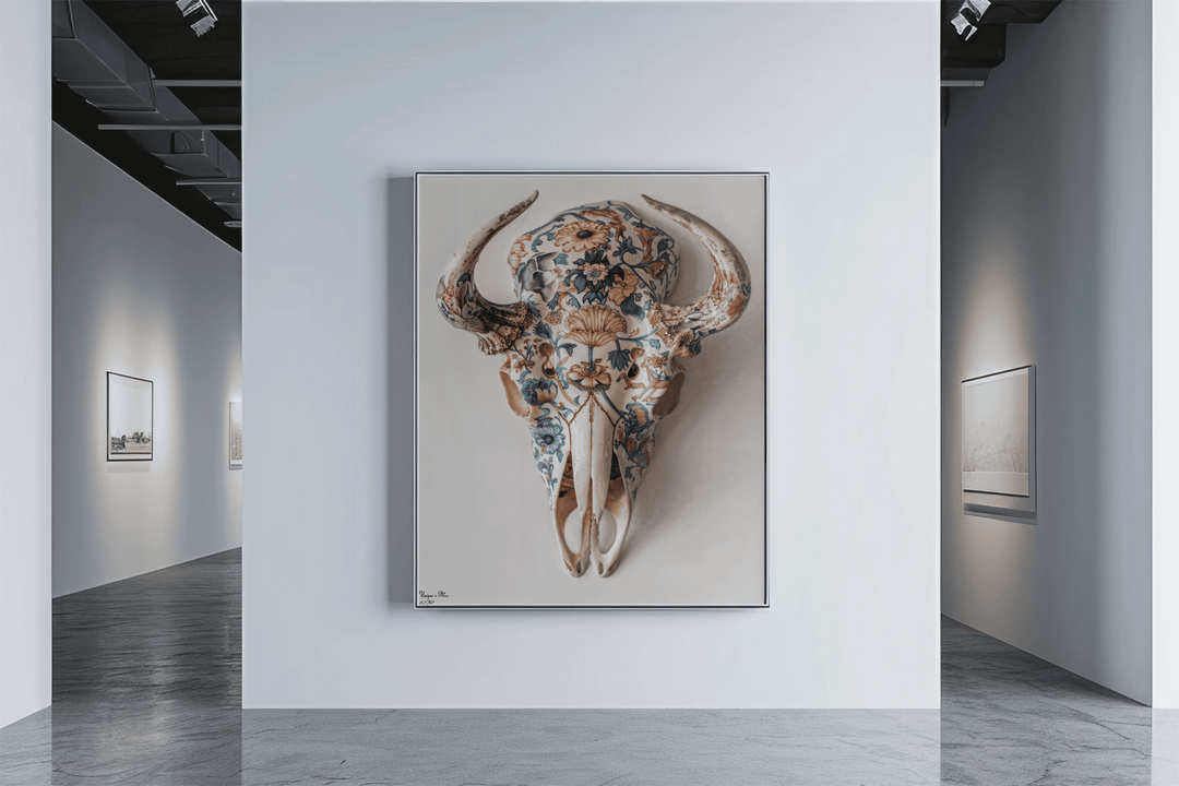 WANDBILD "Porzellan-Stierschädel mit floralen Motiven – Delfter Blue Stil" – Acrylglas & Alu-Dibond | Exklusive Limitierte und Moderne Kunst | 1 von 50 Weltweit in Museumsqualität