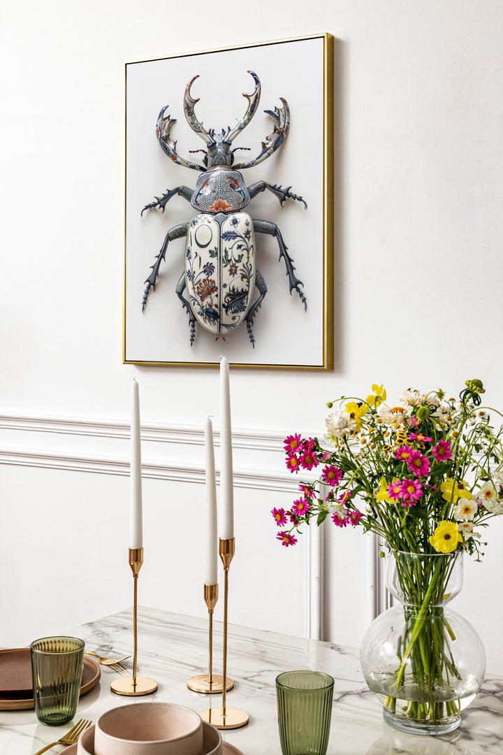 WANDBILD "Porzellan-Hirschkäfer mit floralen Motiven – Delfter Blue Stil" – Acrylglas & Alu-Dibond | Exklusive Limitierte und Moderne Kunst | 1 von 50 Weltweit in Museumsqualität