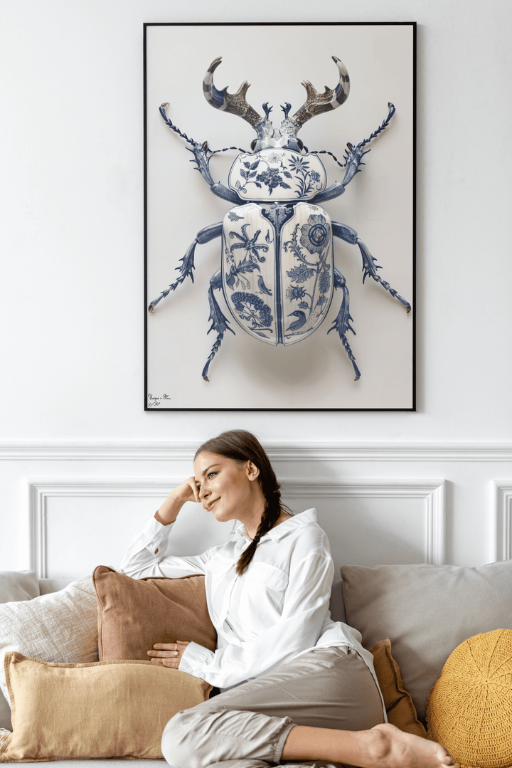 WANDBILD "Porzellan-Hirschkäfer mit botanischen Motiven – Delfter Blue Stil" – Acrylglas & Alu-Dibond | Exklusive Limitierte und Moderne Kunst | 1 von 50 Weltweit in Museumsqualität