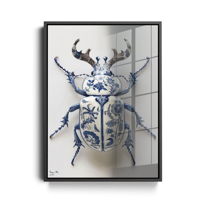 WANDBILD "Porzellan-Hirschkäfer mit botanischen Motiven – Delfter Blue Stil" – Acrylglas & Alu-Dibond | Exklusive Limitierte und Moderne Kunst | 1 von 50 Weltweit in Museumsqualität