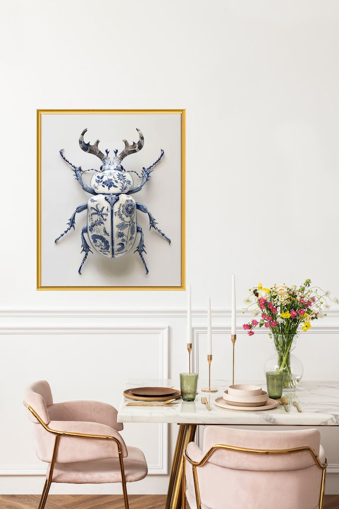 WANDBILD "Porzellan-Hirschkäfer mit botanischen Motiven – Delfter Blue Stil" – Acrylglas & Alu-Dibond | Exklusive Limitierte und Moderne Kunst | 1 von 50 Weltweit in Museumsqualität
