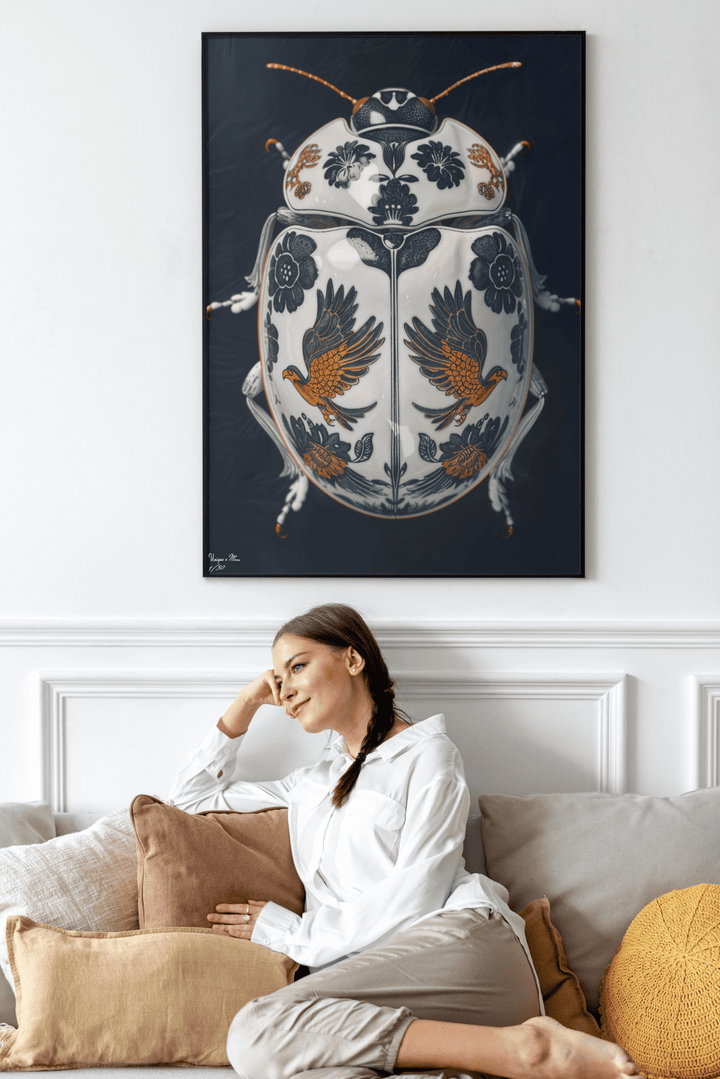WANDBILD "Porzellan-Käfer mit Vogel- und Blumenmotiven – Delfter Blue Stil" – Acrylglas & Alu-Dibond | Exklusive Limitierte und Moderne Kunst | 1 von 50 Weltweit in Museumsqualität