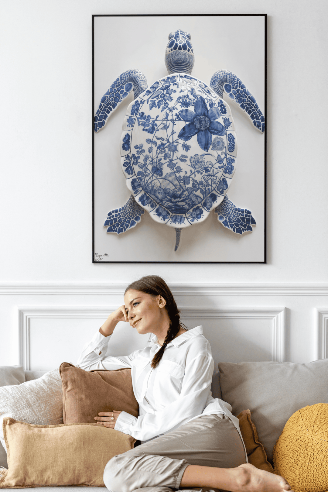WANDBILD "Porzellan-Schildkröte mit botanischen Motiven – Delfter Blue Stil" – Acrylglas & Alu-Dibond | Exklusive Limitierte und Moderne Kunst | 1 von 50 Weltweit in Museumsqualität