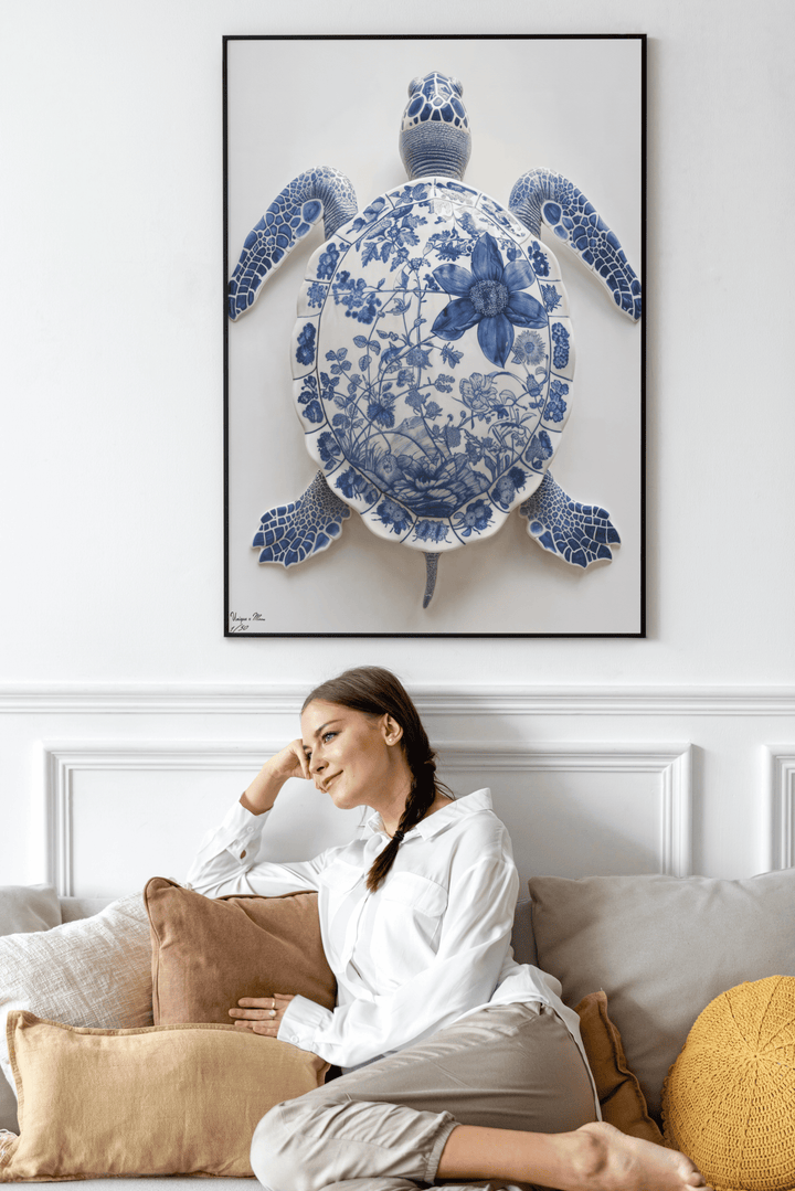 WANDBILD "Porzellan-Schildkröte mit botanischen Motiven – Delfter Blue Stil" – Acrylglas & Alu-Dibond | Exklusive Limitierte und Moderne Kunst | 1 von 50 Weltweit in Museumsqualität