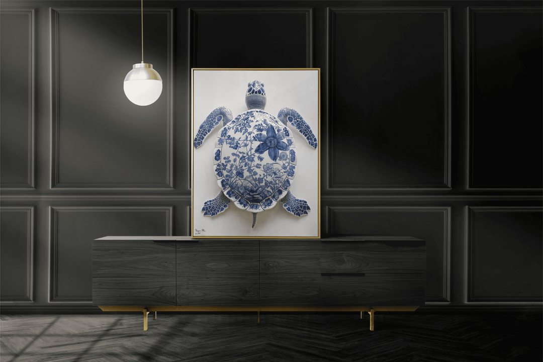 WANDBILD "Porzellan-Schildkröte mit botanischen Motiven – Delfter Blue Stil" – Acrylglas & Alu-Dibond | Exklusive Limitierte und Moderne Kunst | 1 von 50 Weltweit in Museumsqualität