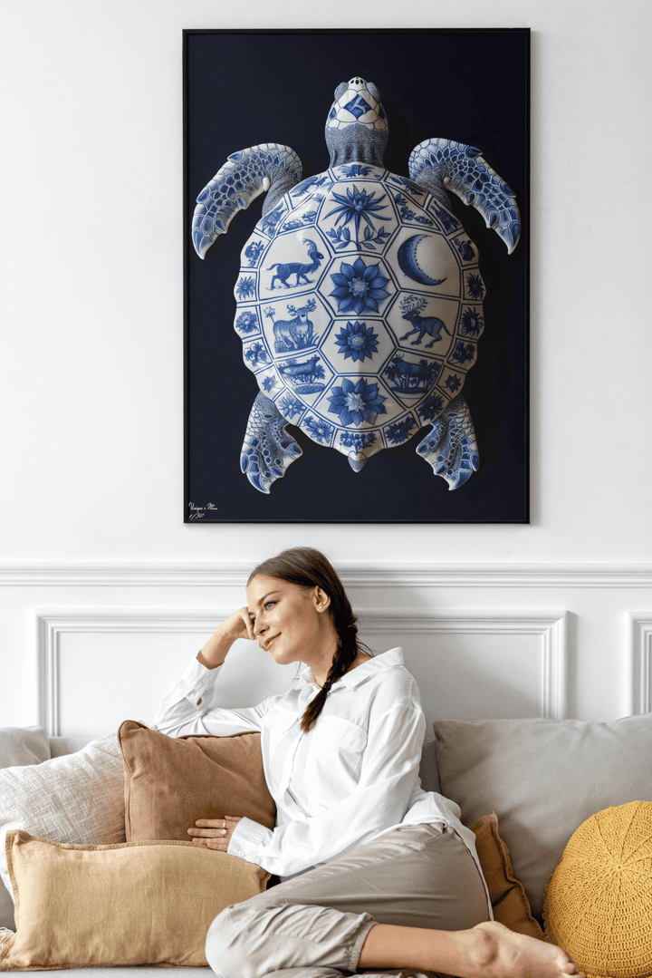 WANDBILD "Porzellan-Schildkröte mit kunstvollen Details – Delfter Blue Stil" – Acrylglas & Alu-Dibond | Exklusive Limitierte und Moderne Kunst | 1 von 50 Weltweit in Museumsqualität