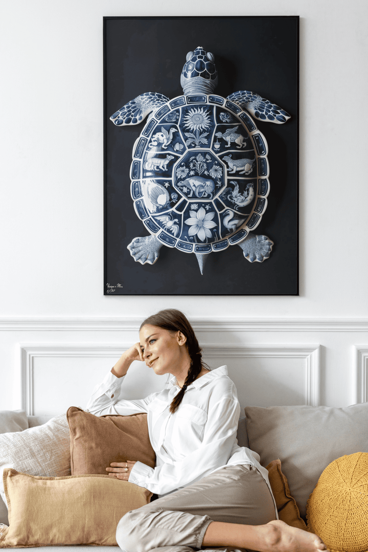 WANDBILD "Nachtschatten-Schildkröte mit himmlischen Motiven – Delfter Blue Stil" – Acrylglas & Alu-Dibond | Exklusive Limitierte und Moderne Kunst | 1 von 50 Weltweit in Museumsqualität